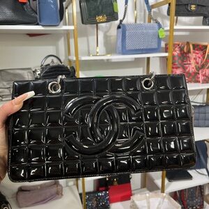 CHANEL Black Patent Leather Shoulder Bag